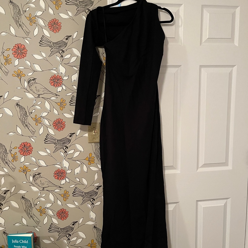Elegant Black One-Shoulder Dress - Picture 2 of 4